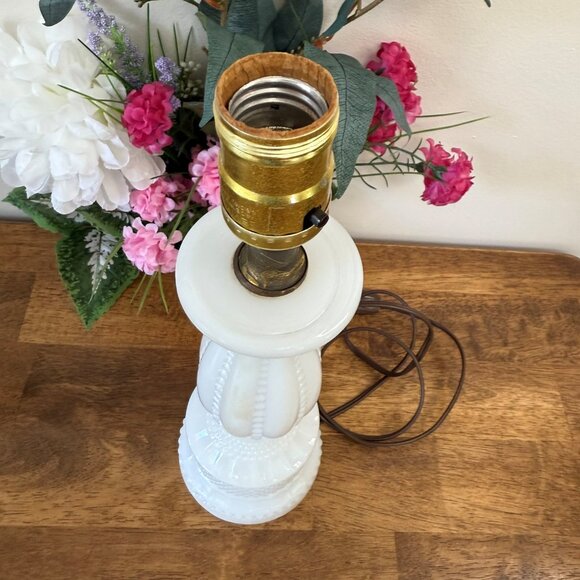 Vintage Milk‎ Glass Table Lamp Beaded Pattern Pedestal Base Mid-Century Cottage - Picture 6 of 6